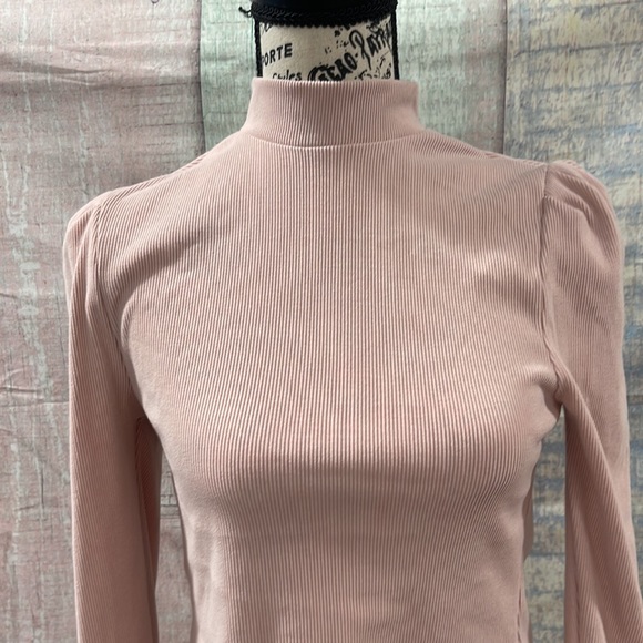 - Good used condition Woman’s Mi Ami top. Size small. - Picture 2 of 15